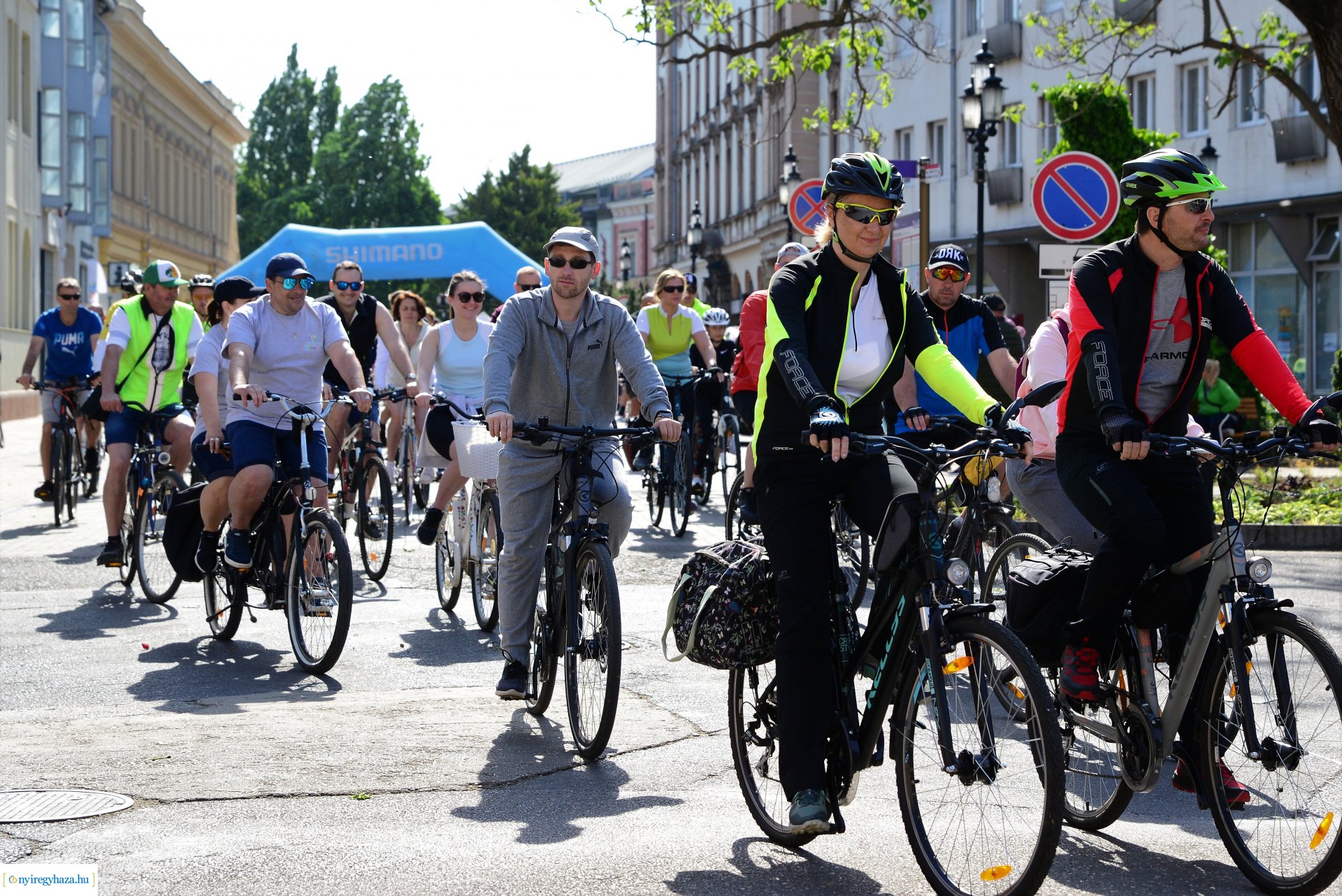 Brigna Piknik 2022 - Elstartolt a mezőny a Kossuth térről