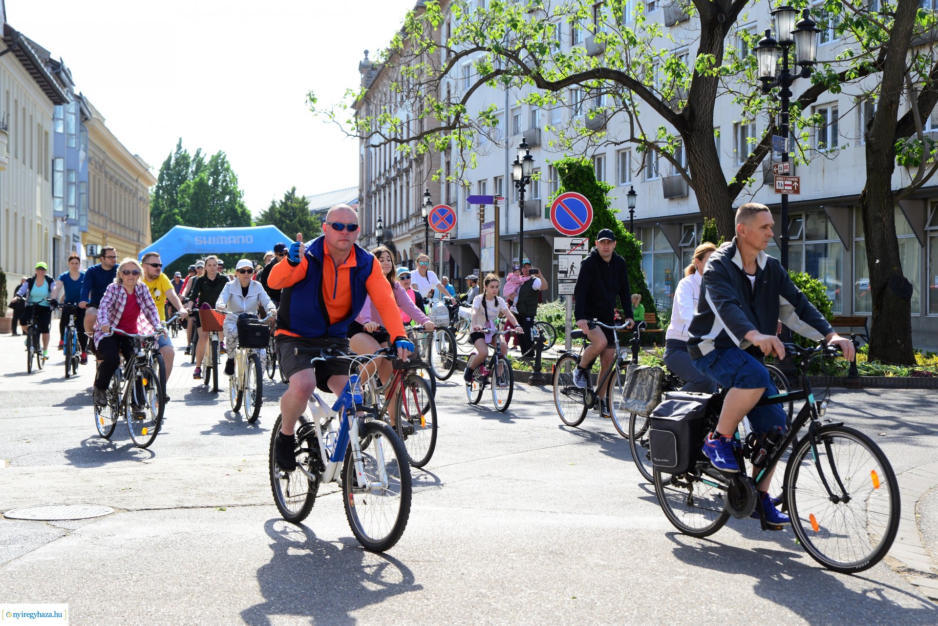 Brigna Piknik 2022 - Elstartolt a mezőny a Kossuth térről