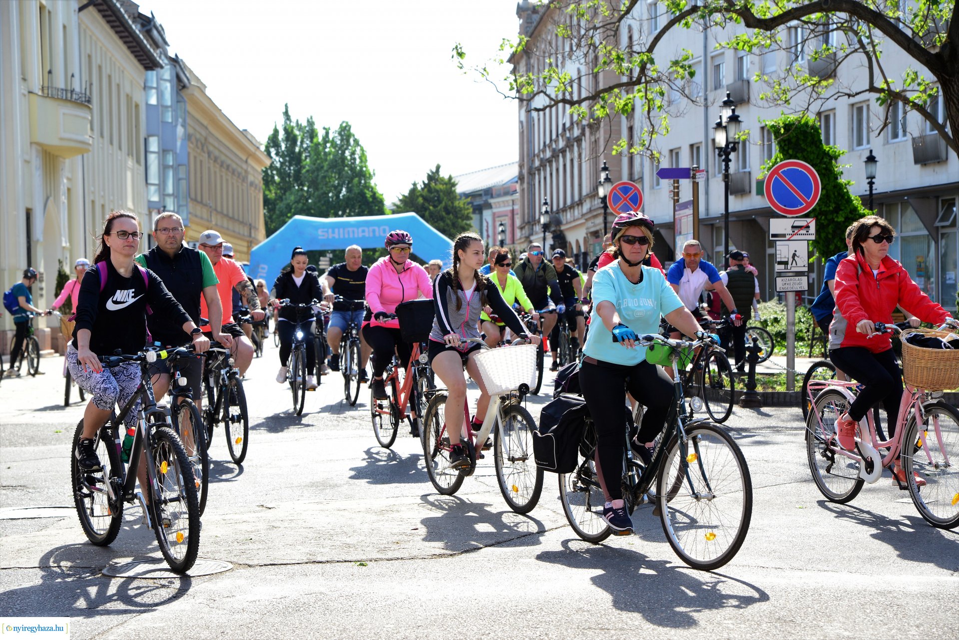 Brigna Piknik 2022 - Elstartolt a mezőny a Kossuth térről