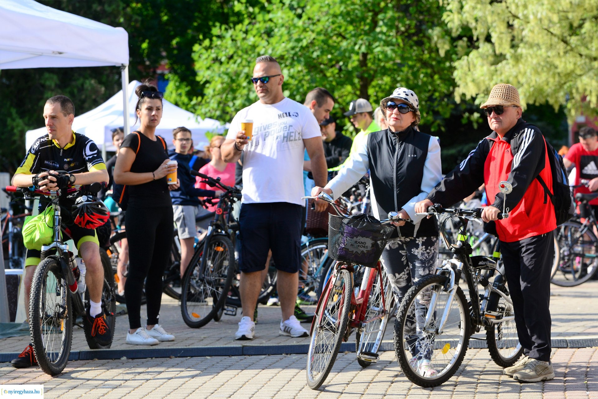 Brigna Piknik 2022 - Elstartolt a mezőny a Kossuth térről