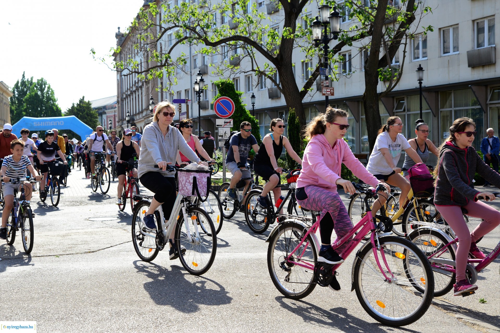 Brigna Piknik 2022 - Elstartolt a mezőny a Kossuth térről