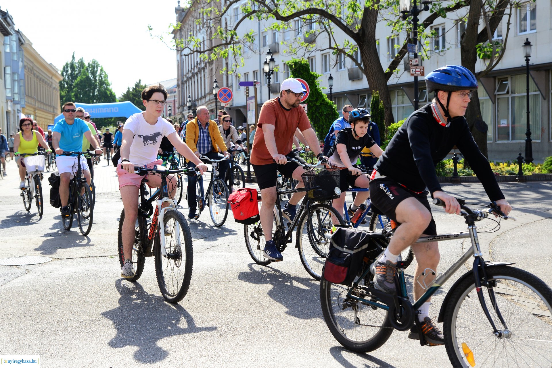 Brigna Piknik 2022 - Elstartolt a mezőny a Kossuth térről