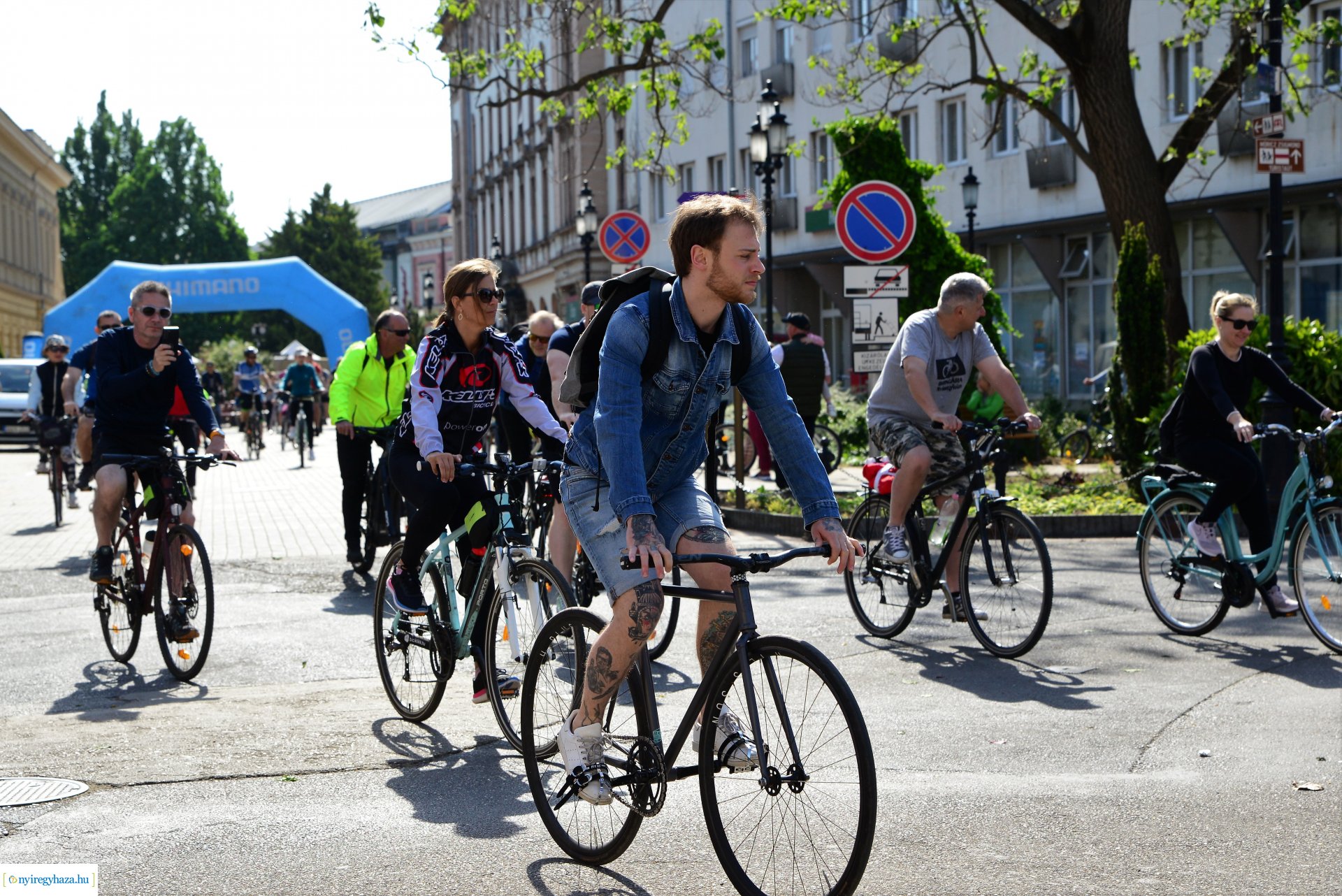 Brigna Piknik 2022 - Elstartolt a mezőny a Kossuth térről