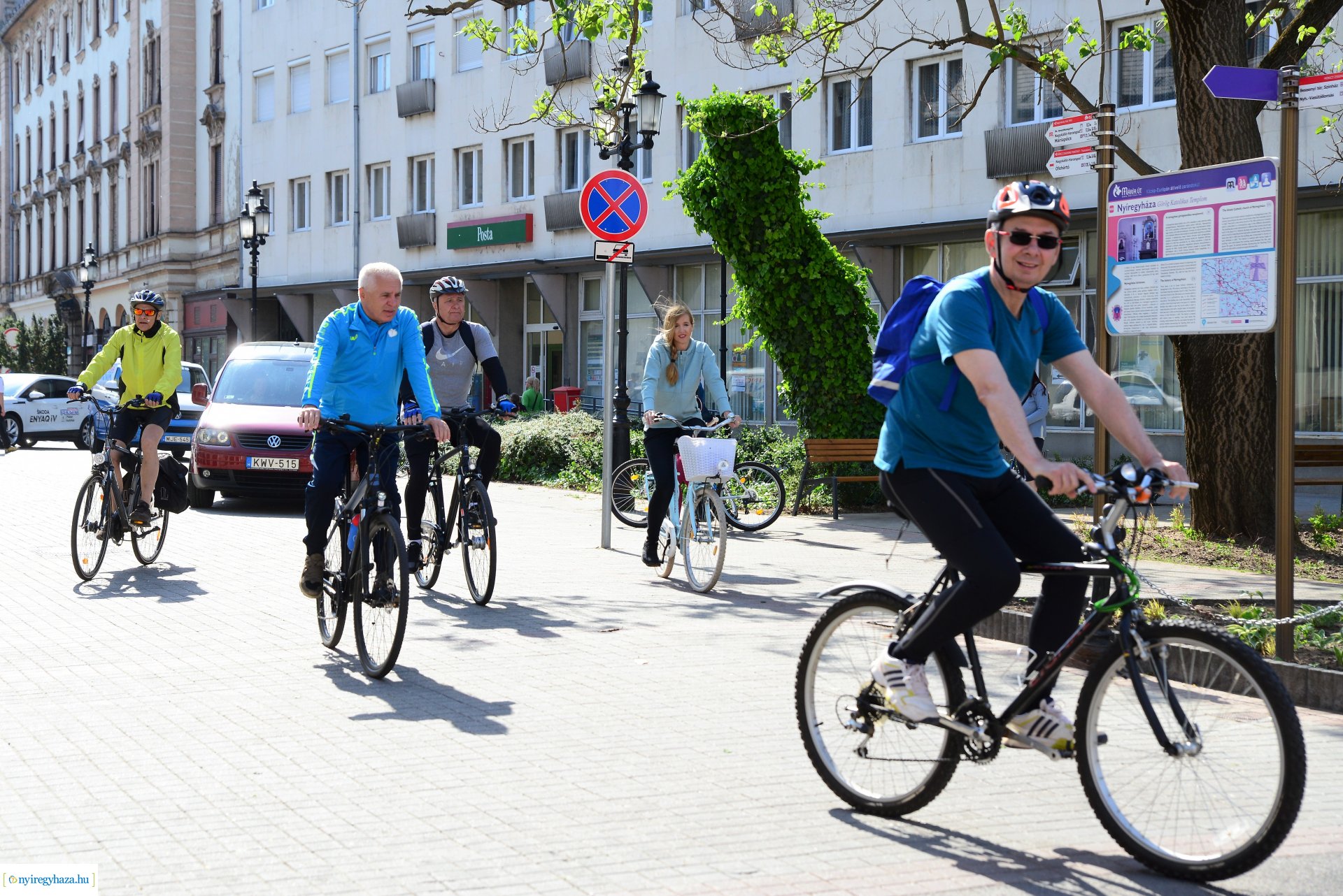 Brigna Piknik 2022 - Elstartolt a mezőny a Kossuth térről