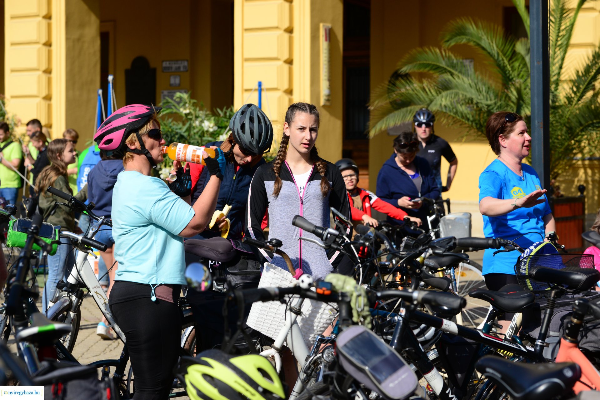 Brigna Piknik 2022 - Elstartolt a mezőny a Kossuth térről