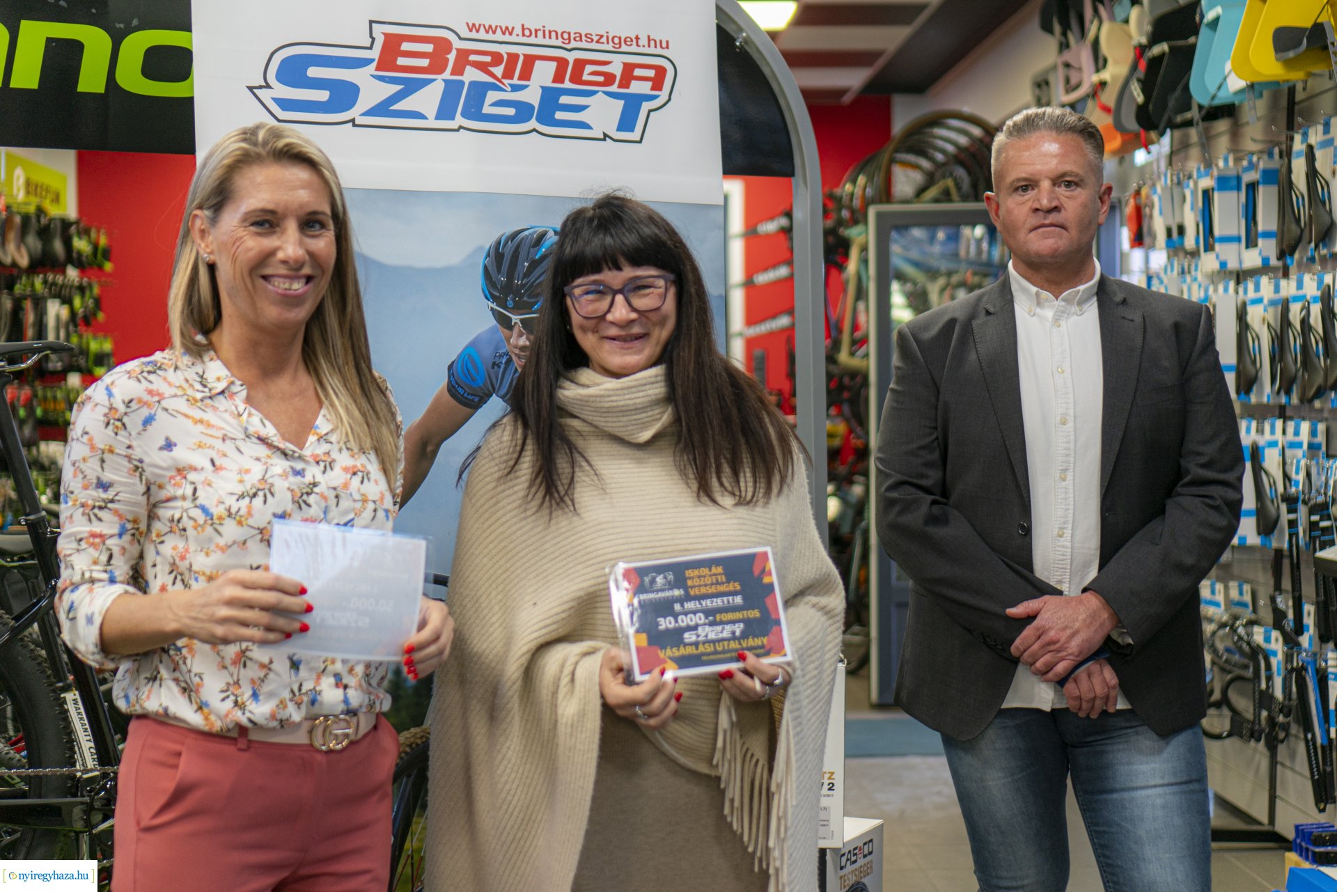Bringaváros díjátadó a Bringa Sziget üzletében