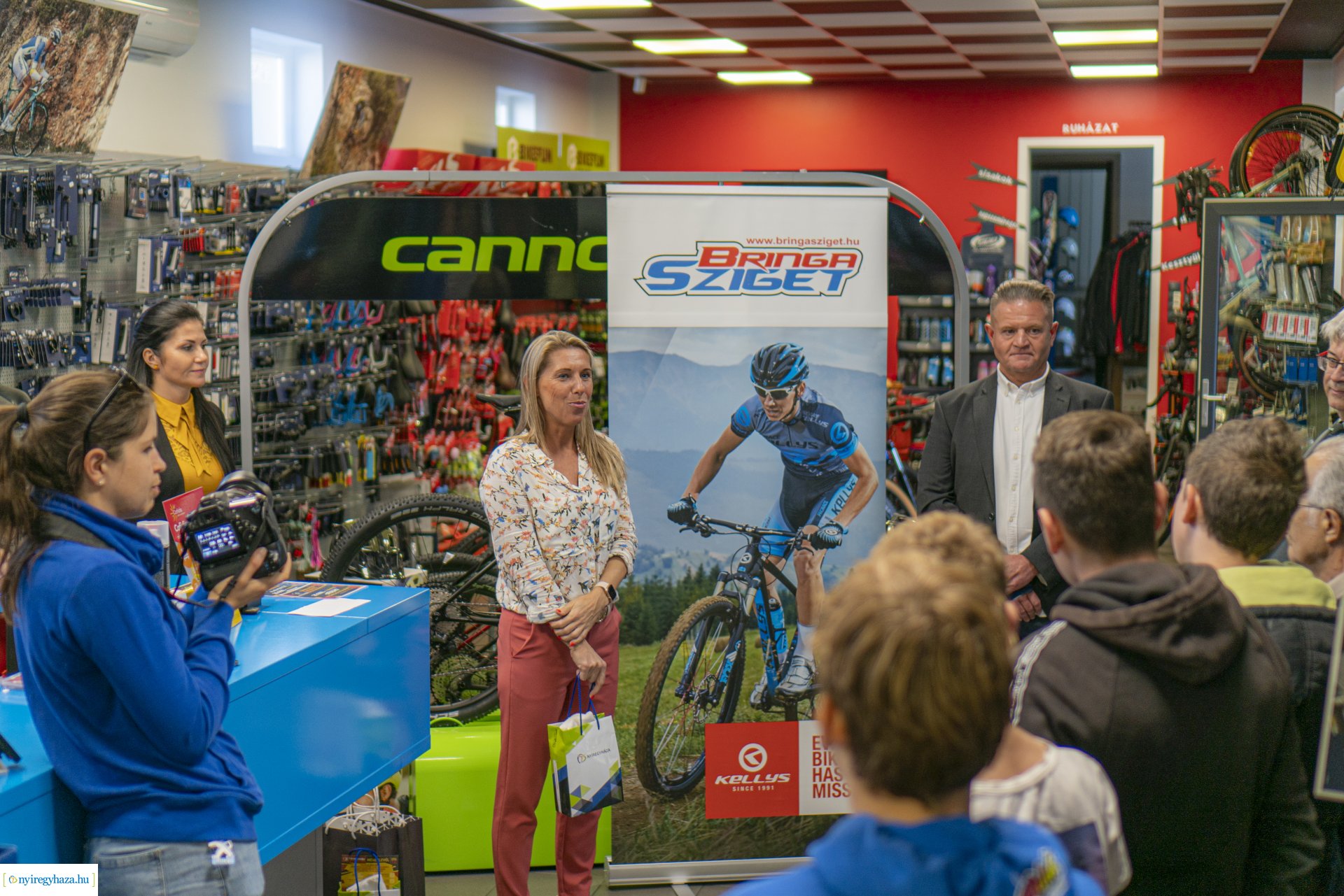 Bringaváros díjátadó a Bringa Sziget üzletében