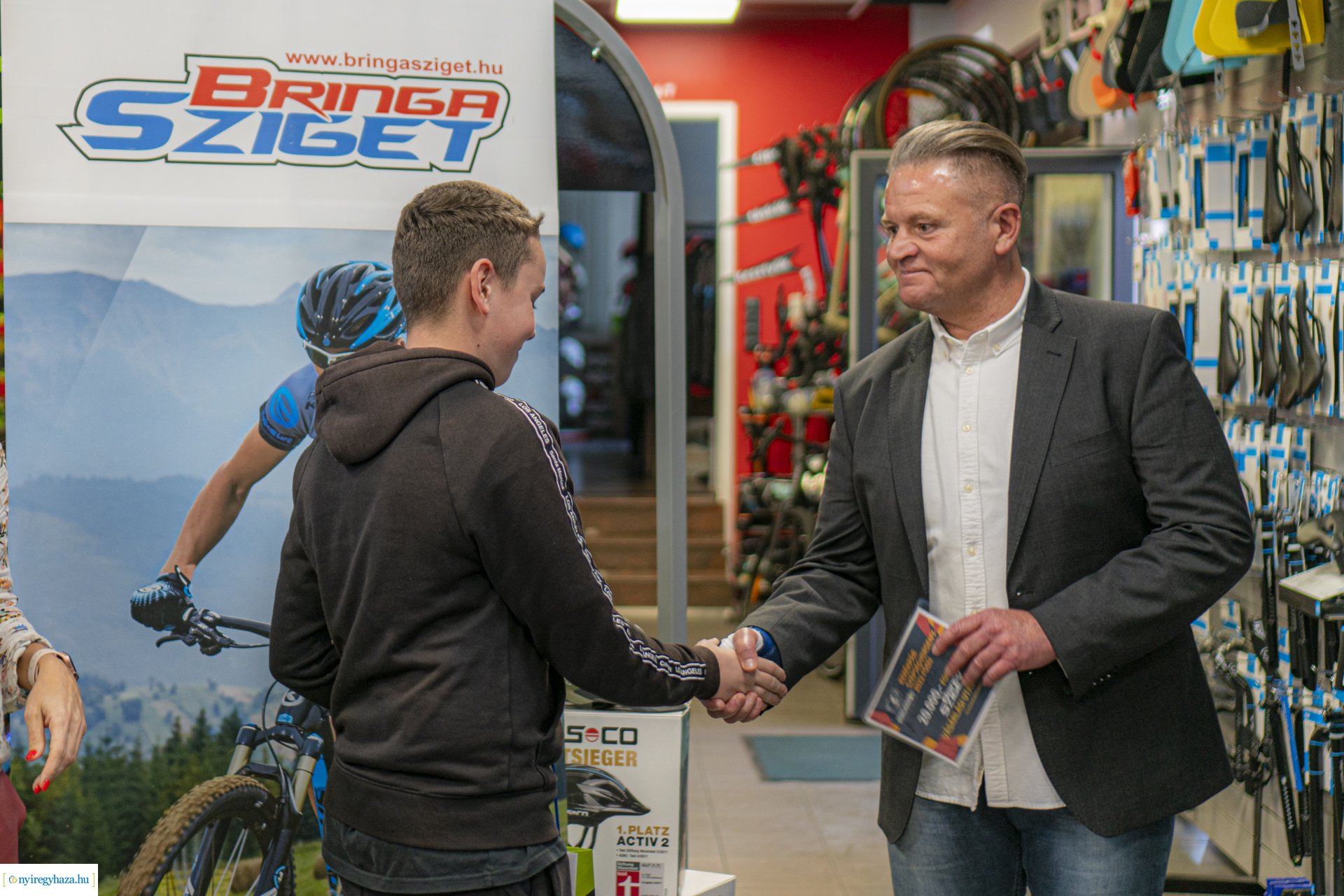 Bringaváros díjátadó a Bringa Sziget üzletében