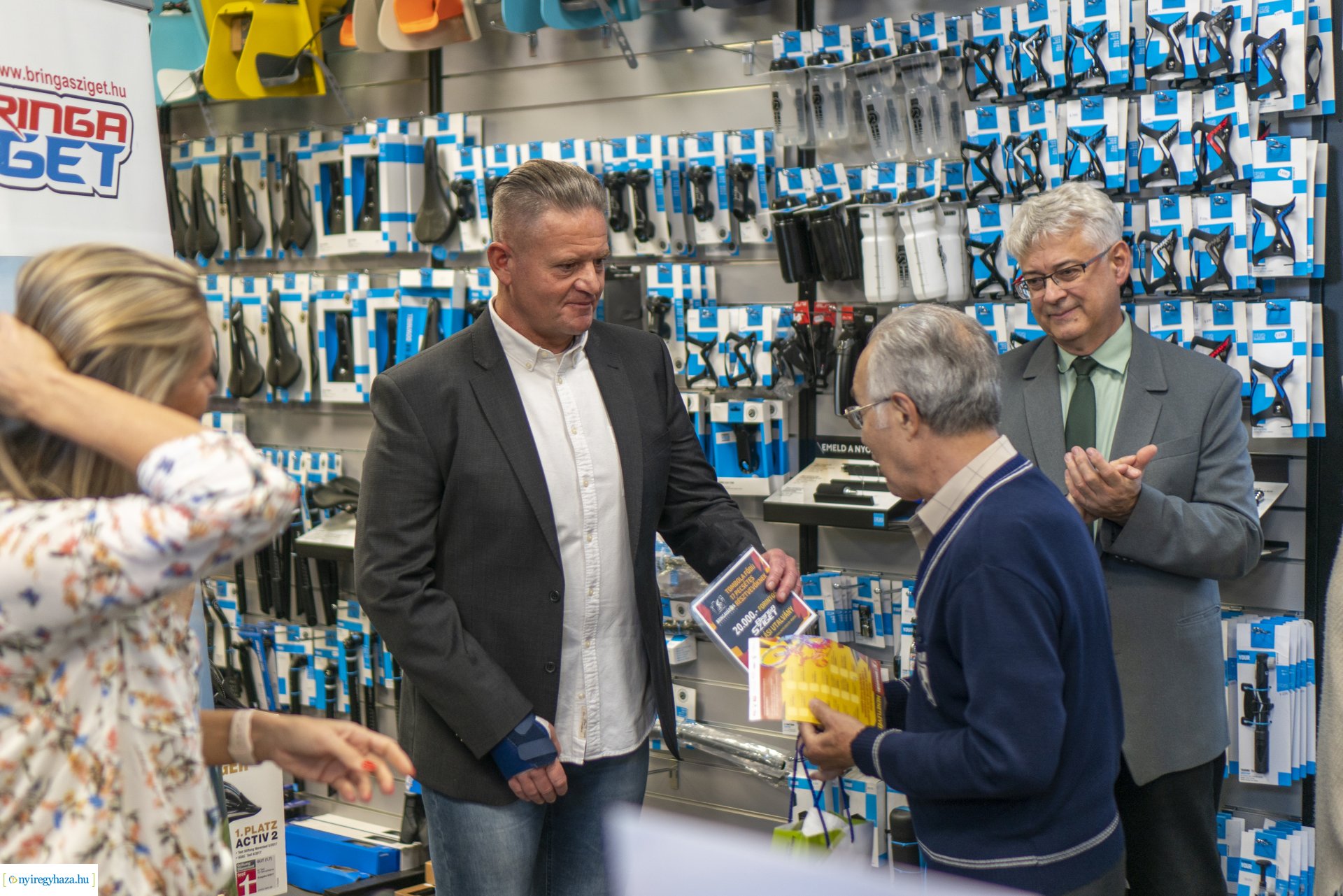 Bringaváros díjátadó a Bringa Sziget üzletében