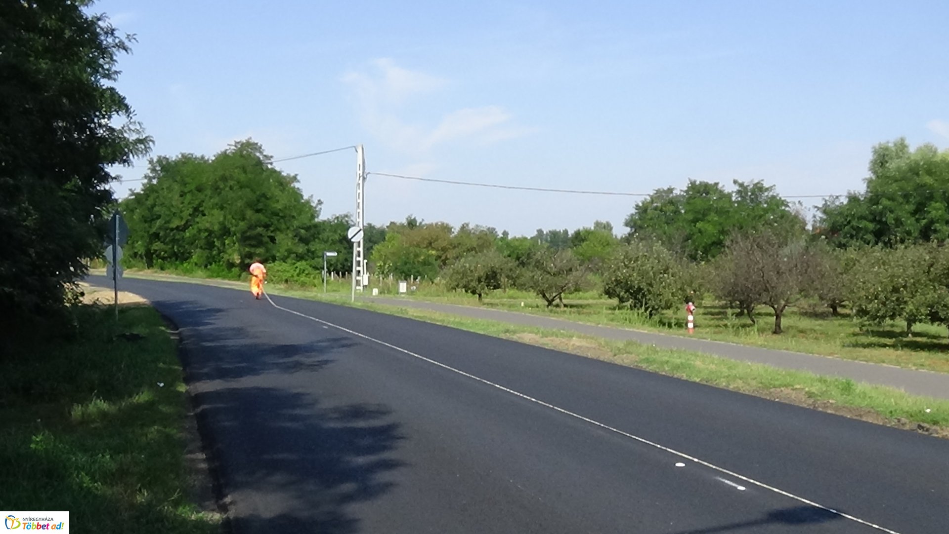 Burkolati jeleket festenek a Westsik Vilmos úton 