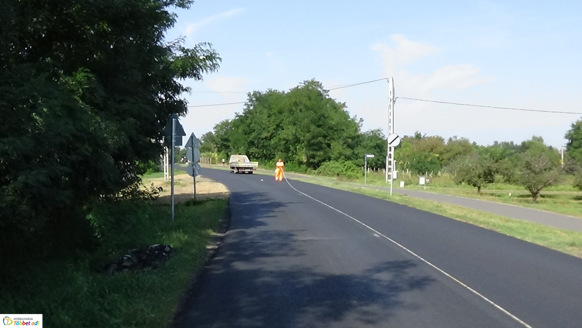 Burkolati jeleket festenek a Westsik Vilmos úton 