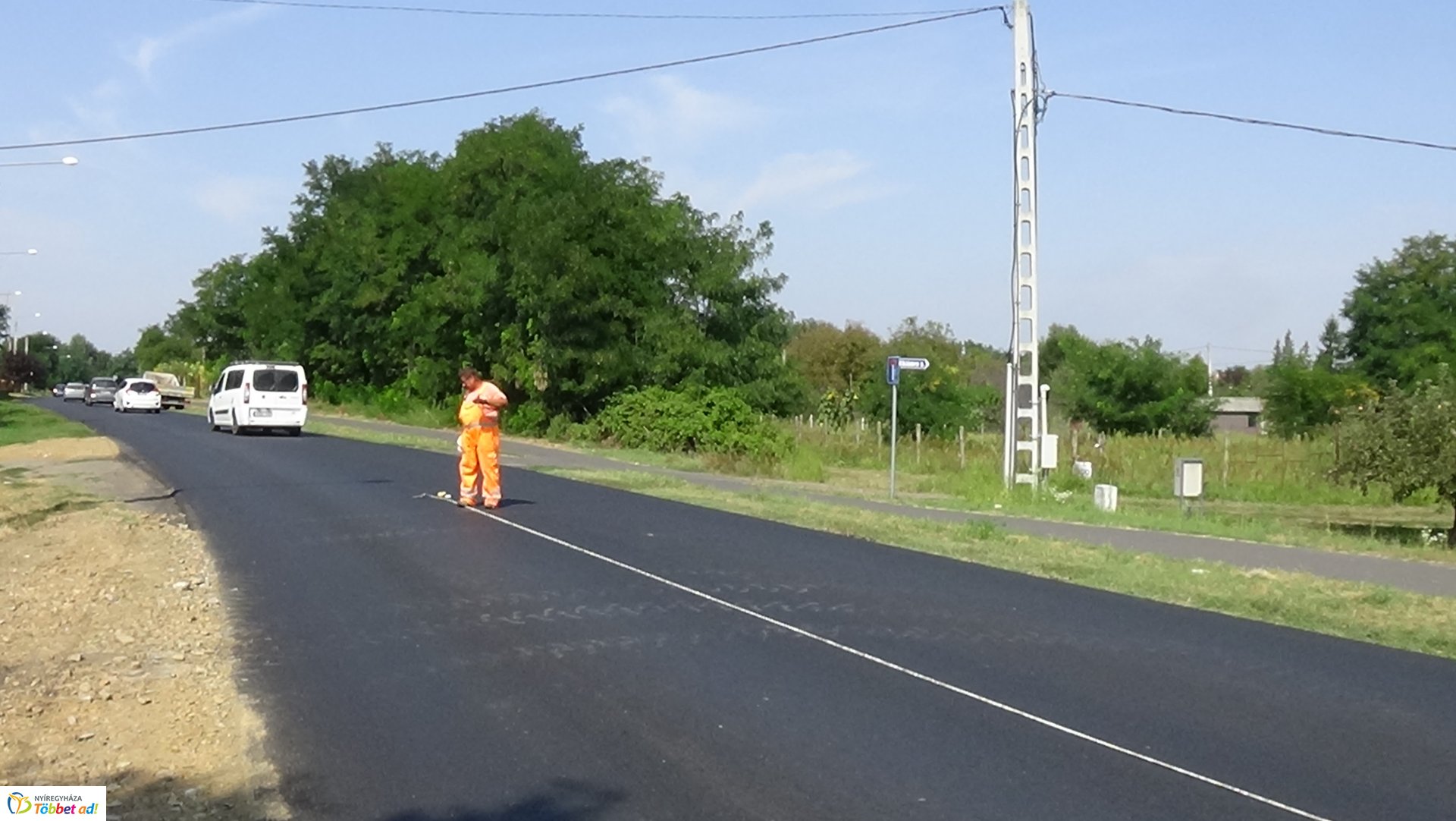 Burkolati jeleket festenek a Westsik Vilmos úton 