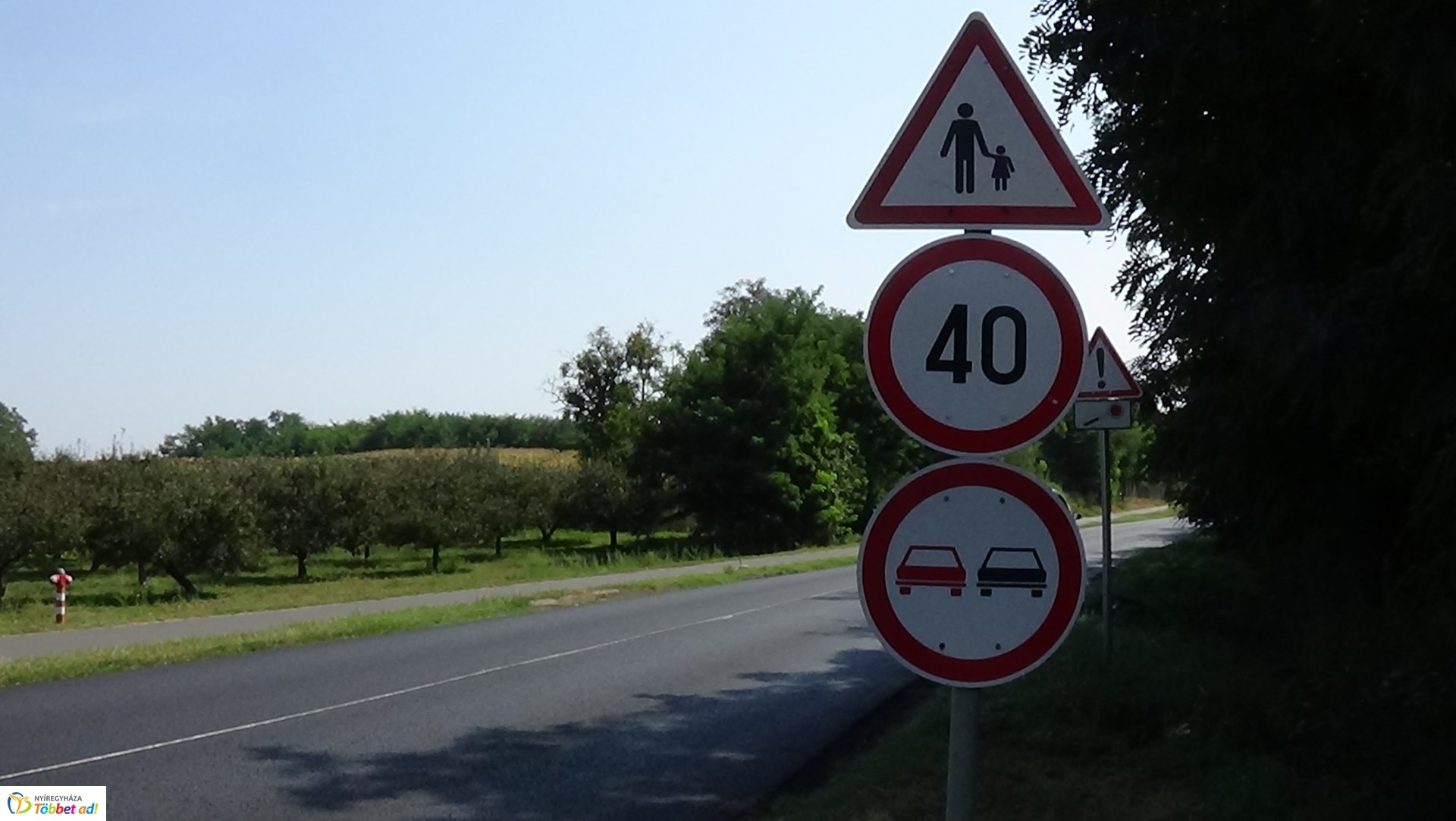 Burkolati jeleket festenek a Westsik Vilmos úton 