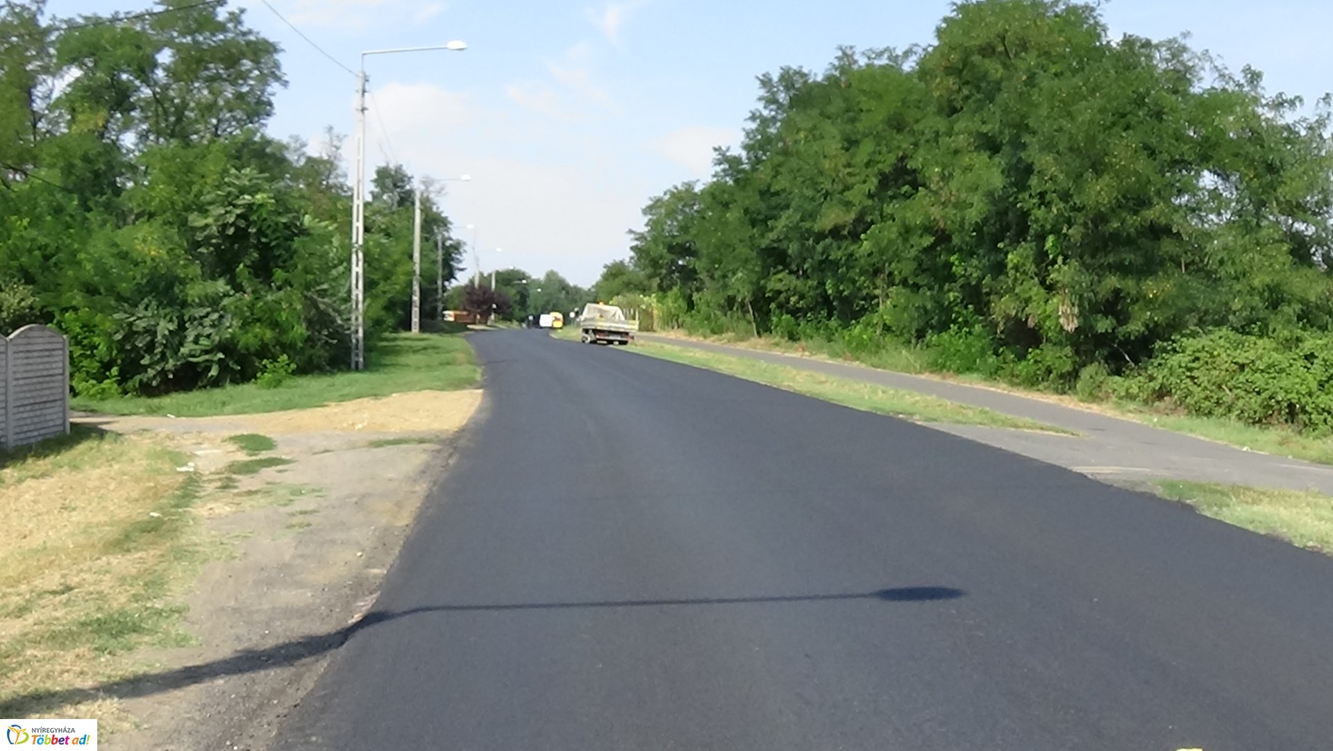 Burkolati jeleket festenek a Westsik Vilmos úton 