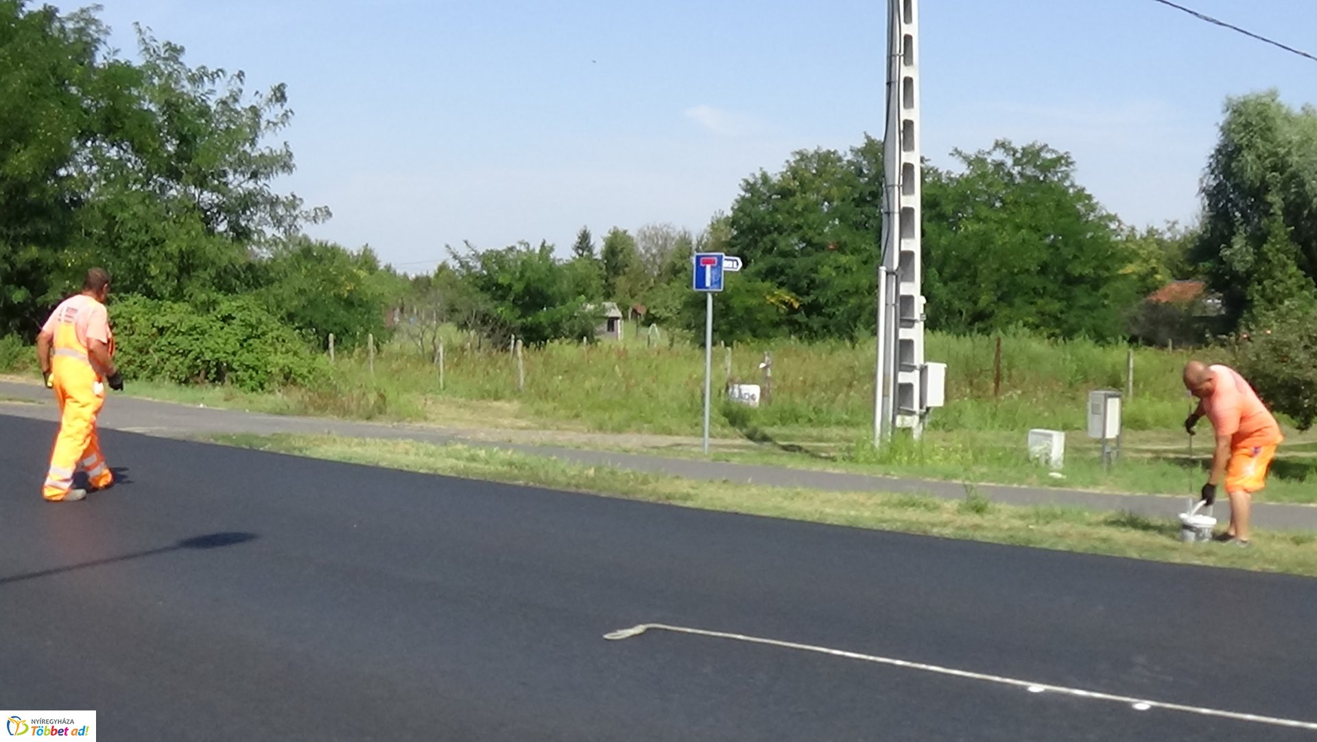 Burkolati jeleket festenek a Westsik Vilmos úton 