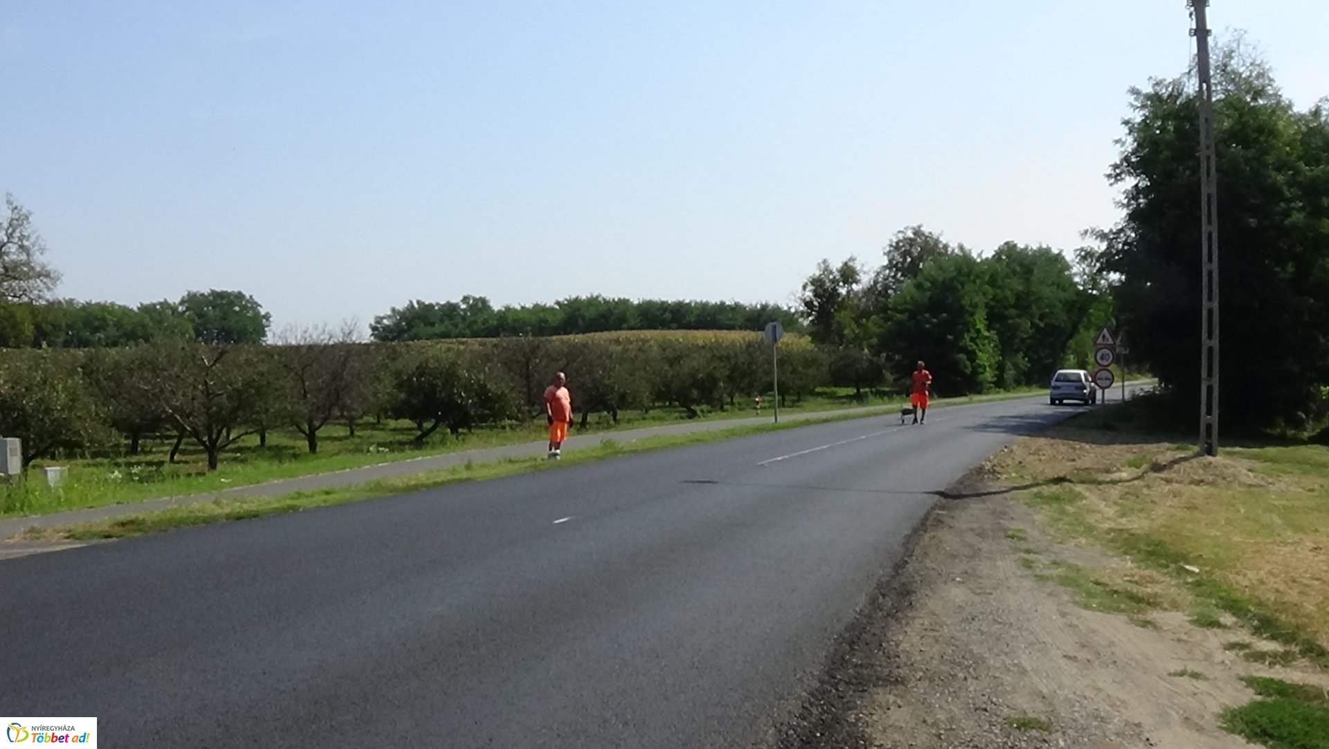 Burkolati jeleket festenek a Westsik Vilmos úton 