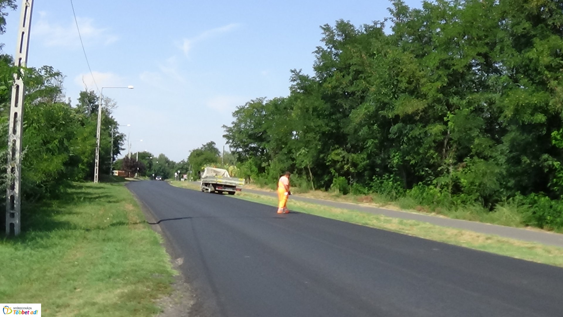 Burkolati jeleket festenek a Westsik Vilmos úton 