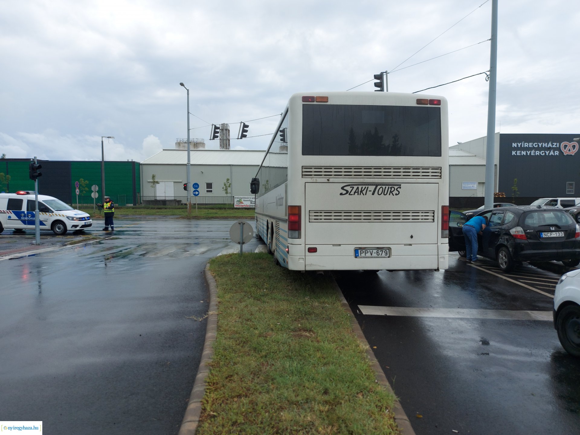 Busz és autó ütközött 