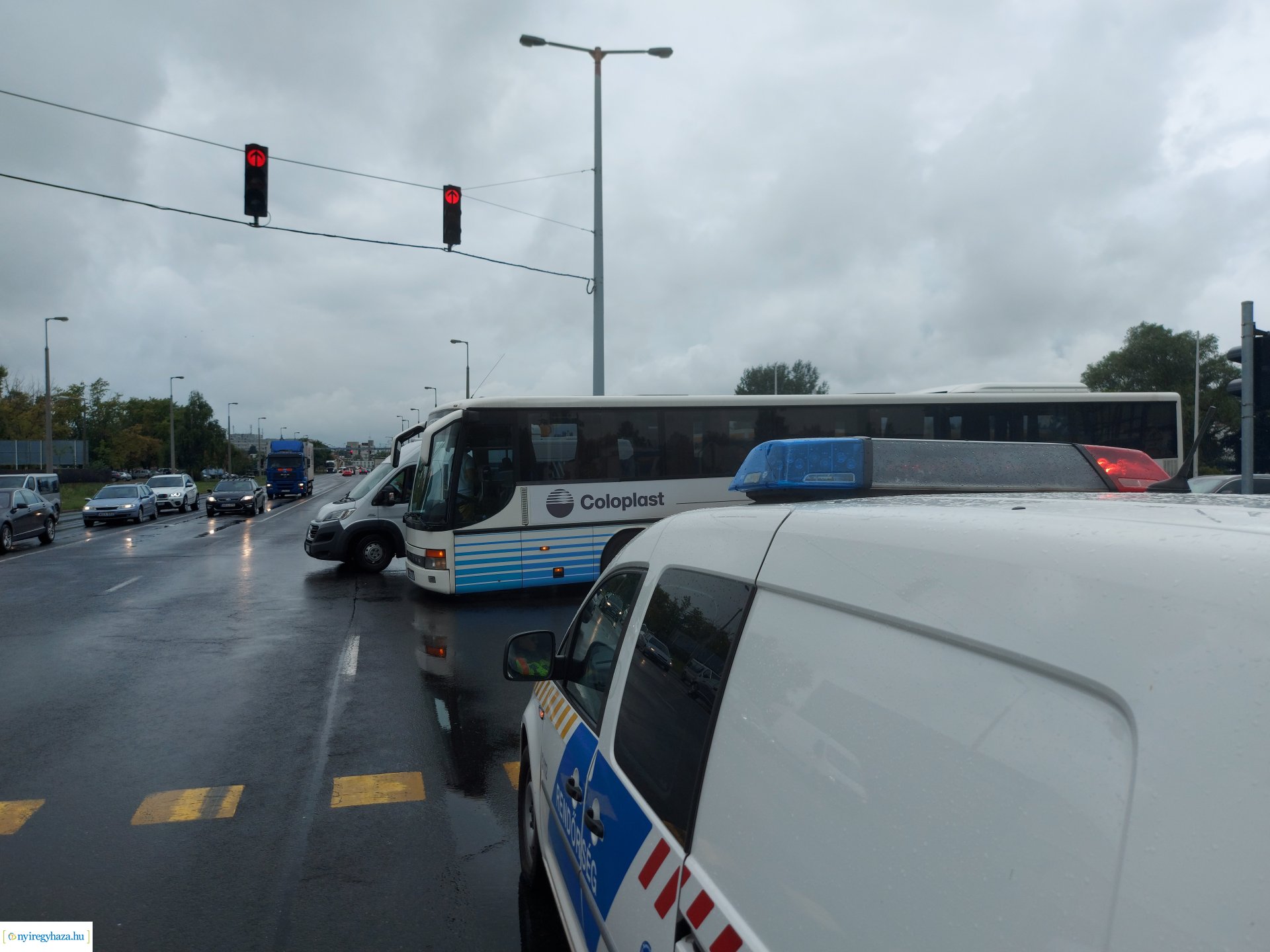 Busz és autó ütközött 