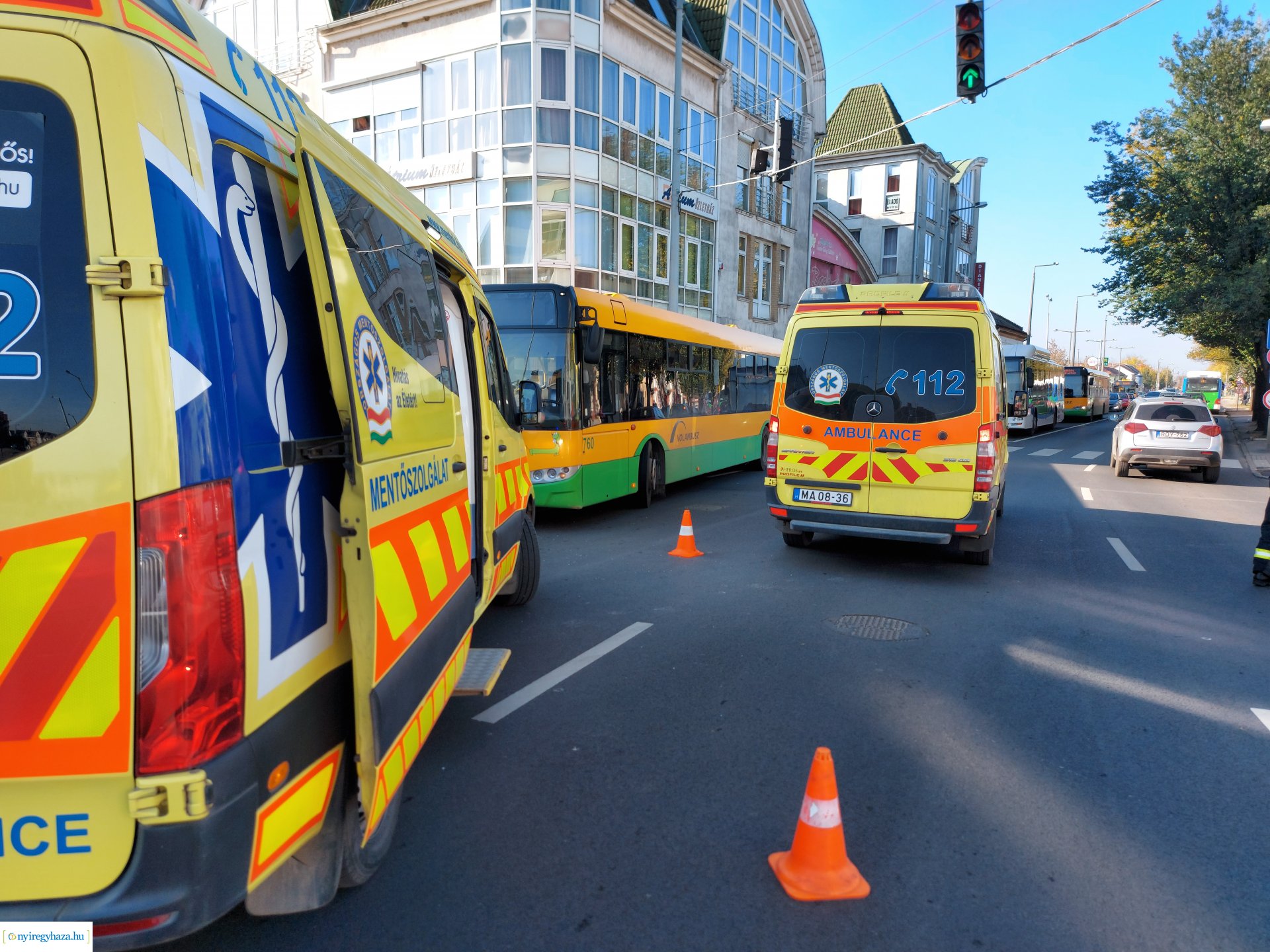 Busz ütközött személyautóval