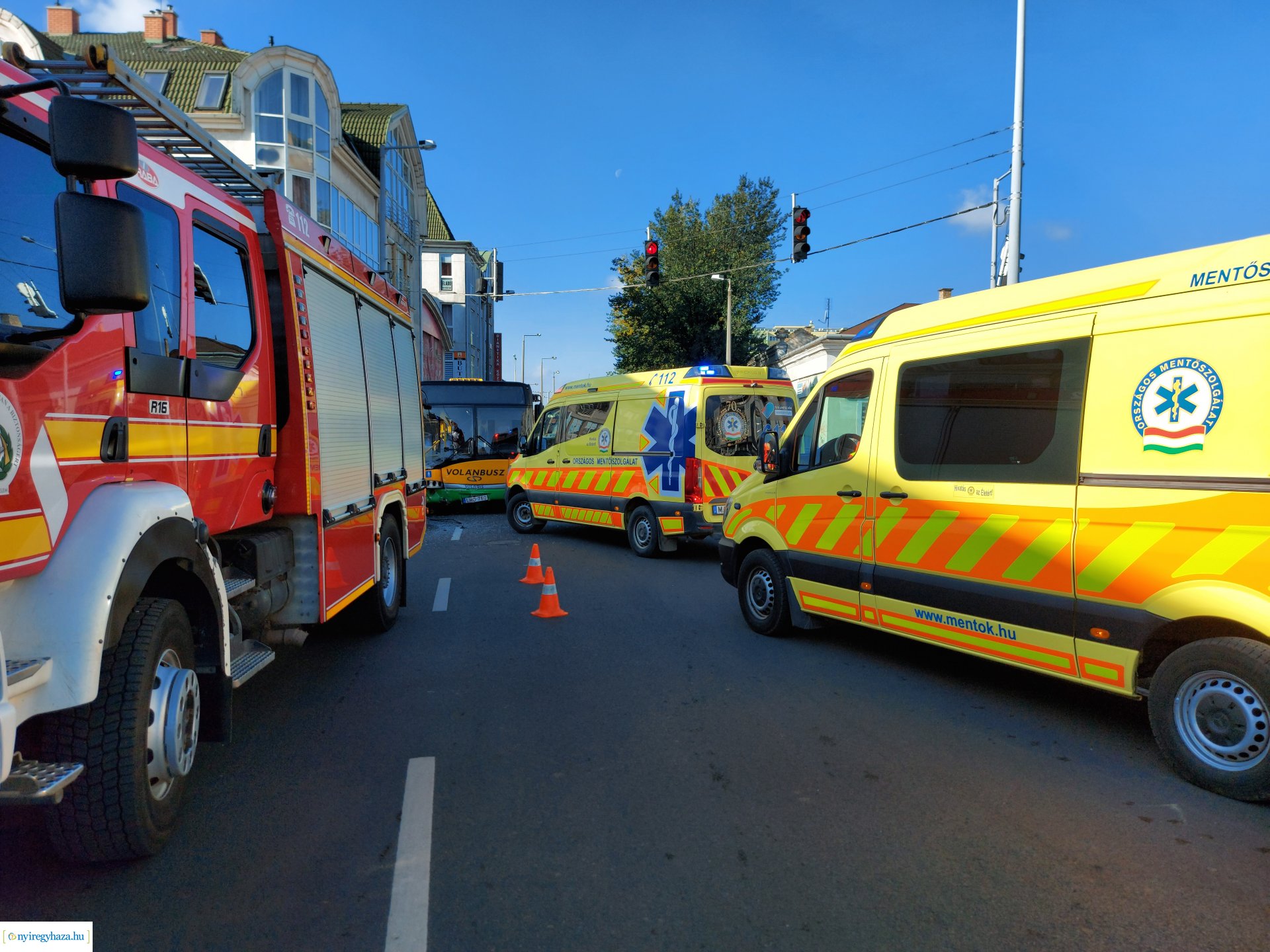 Busz ütközött személyautóval