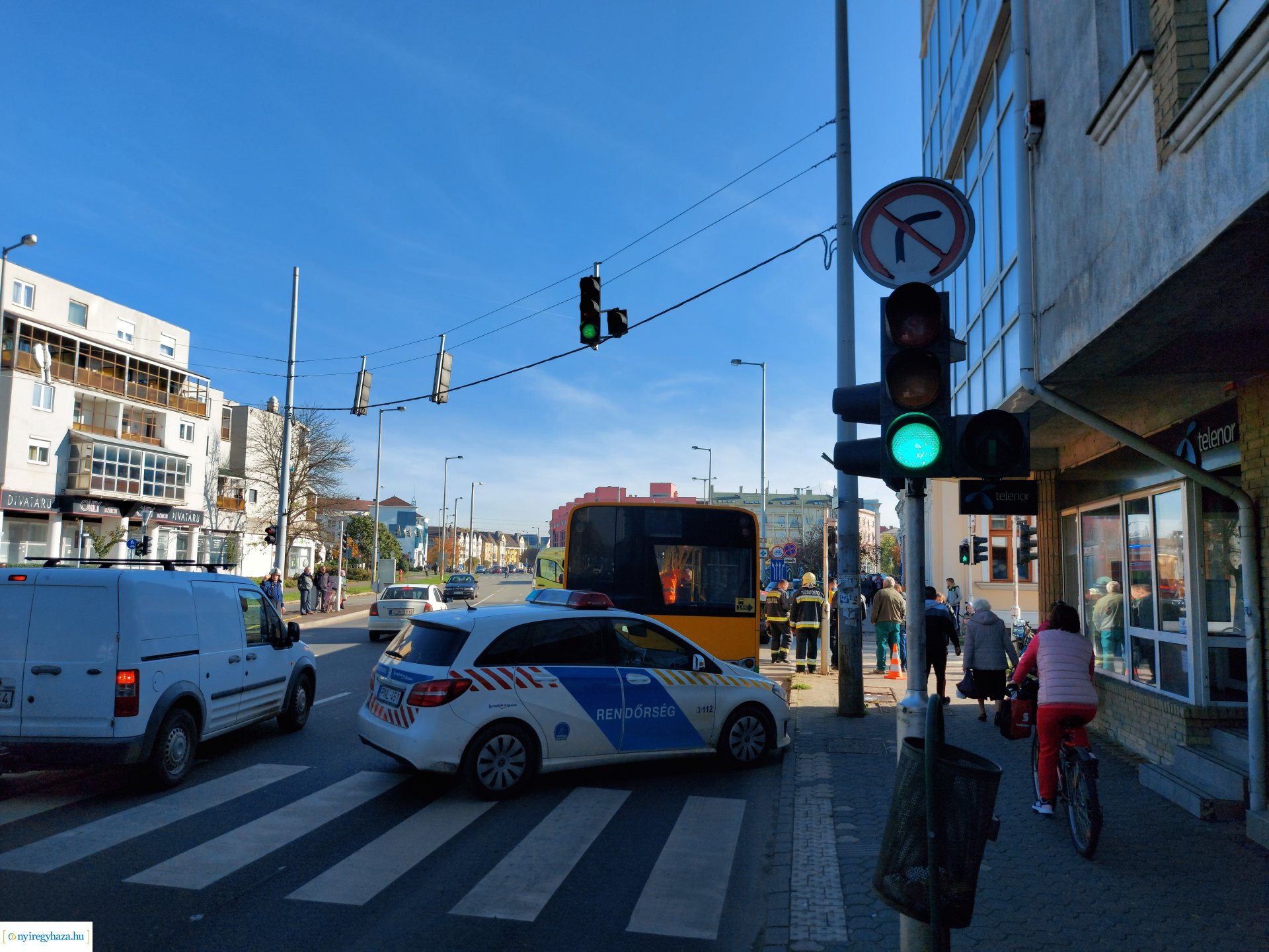 Busz ütközött személyautóval