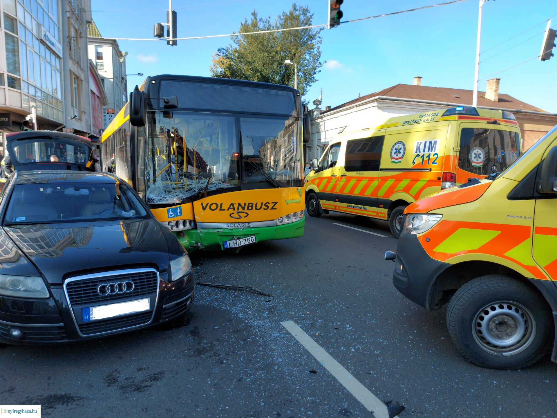 Busz ütközött személyautóval