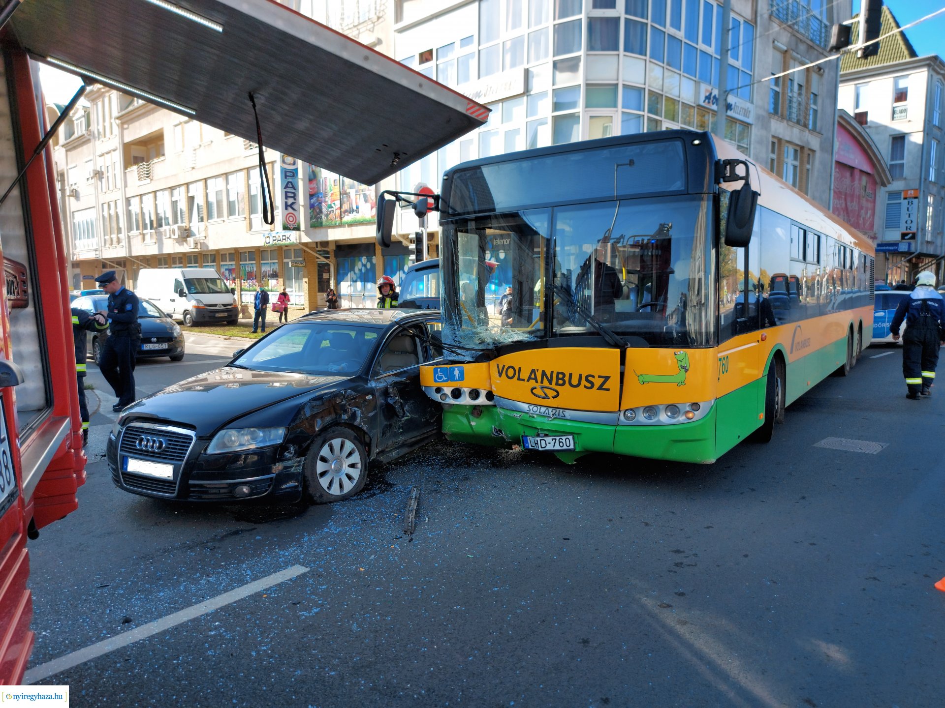 Busz ütközött személyautóval