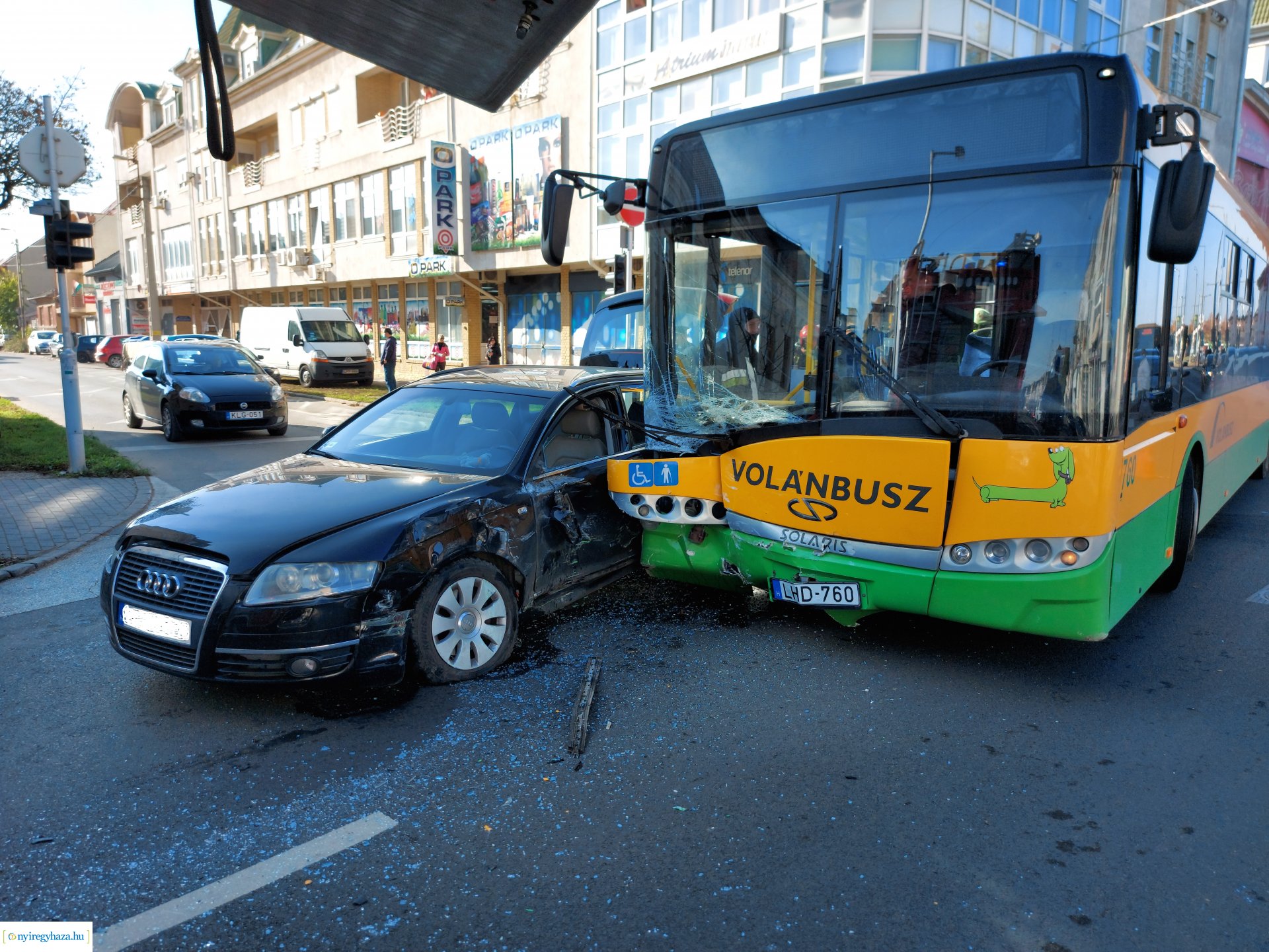 Busz ütközött személyautóval