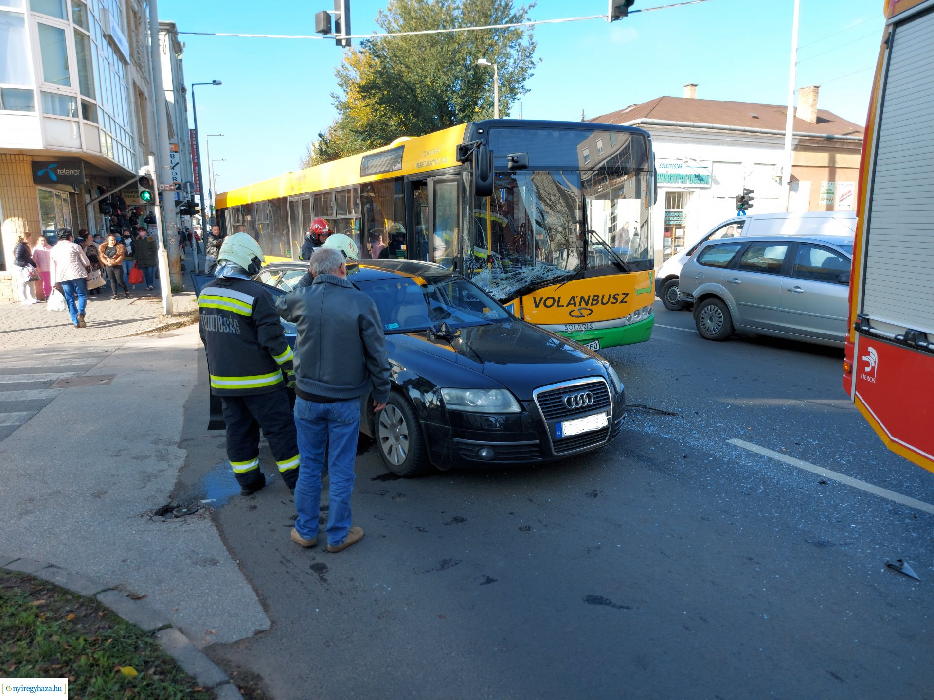Busz ütközött személyautóval