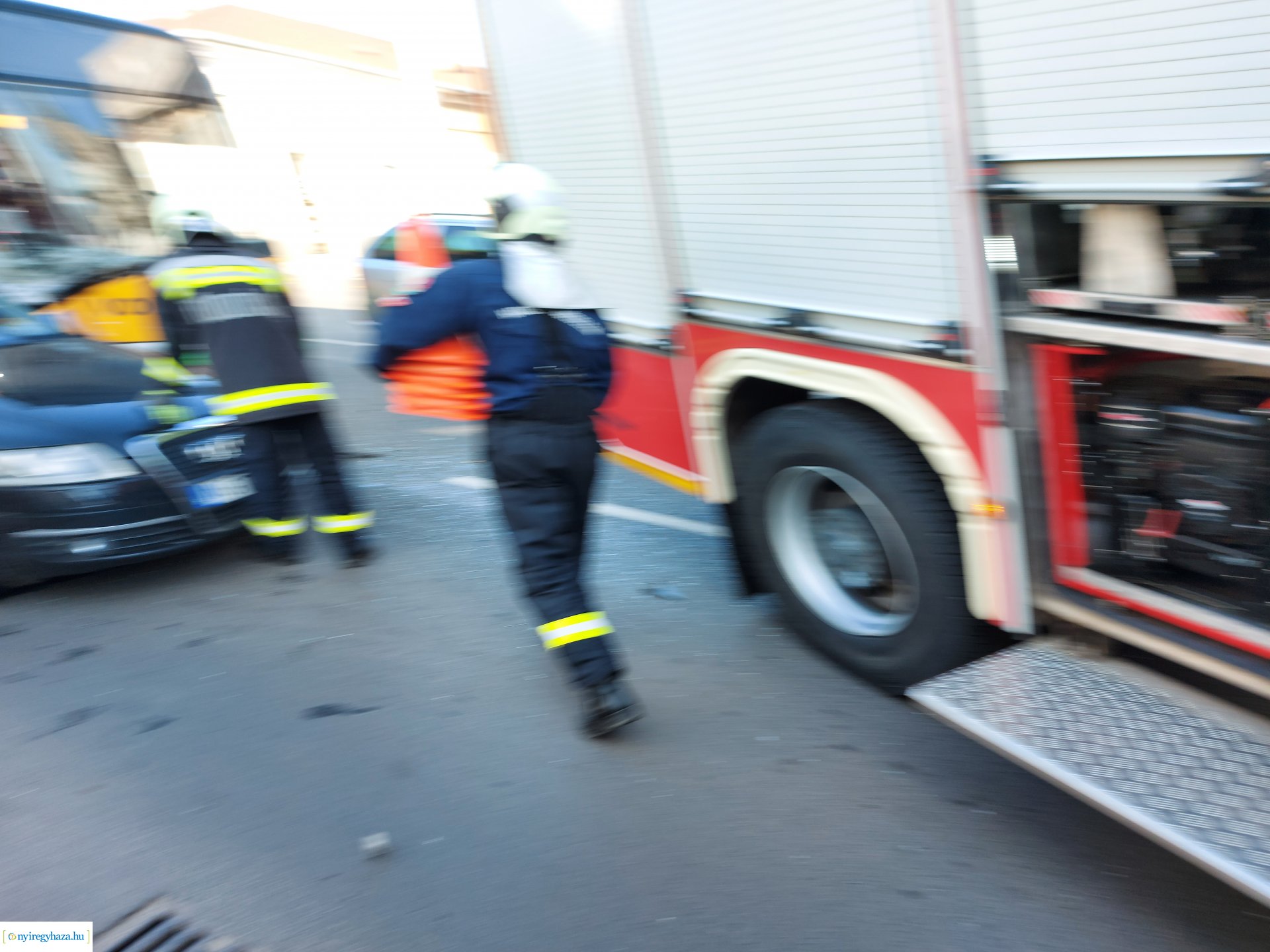 Busz ütközött személyautóval