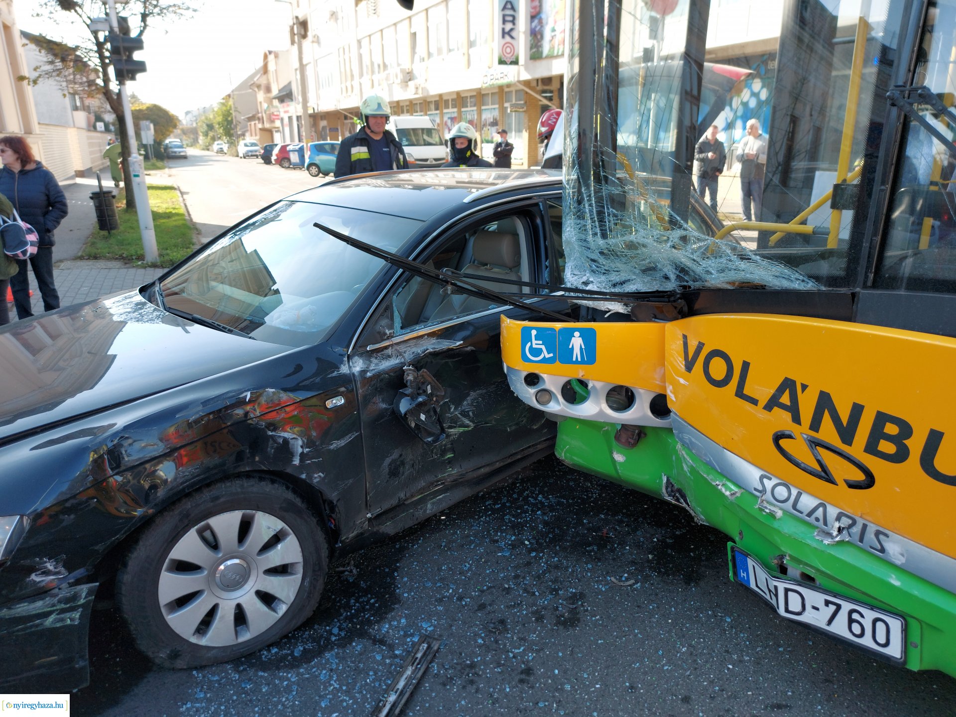 Busz ütközött személyautóval