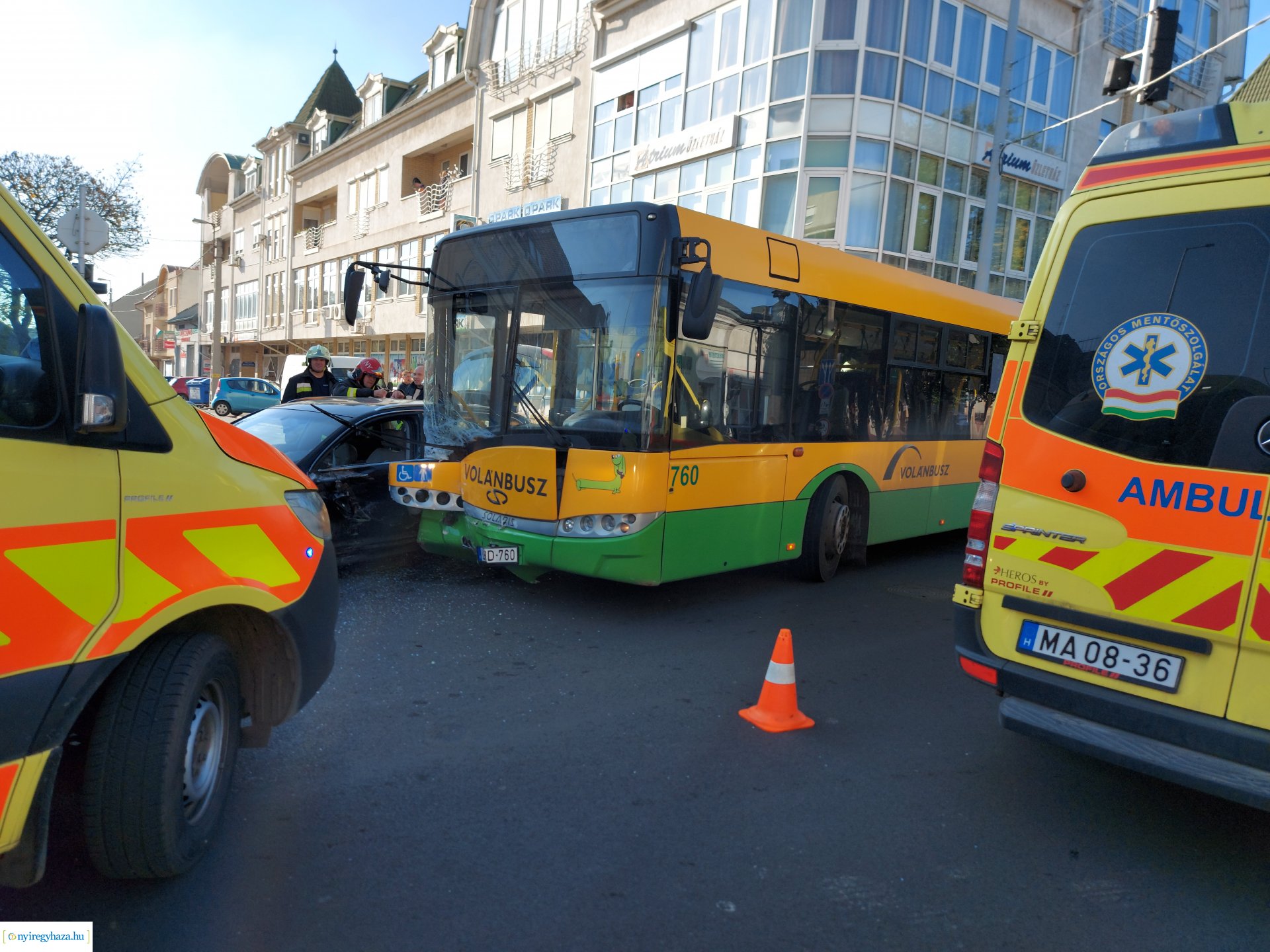 Busz ütközött személyautóval