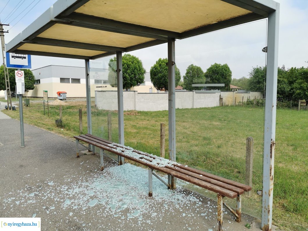 Buszmegállót rongáltak