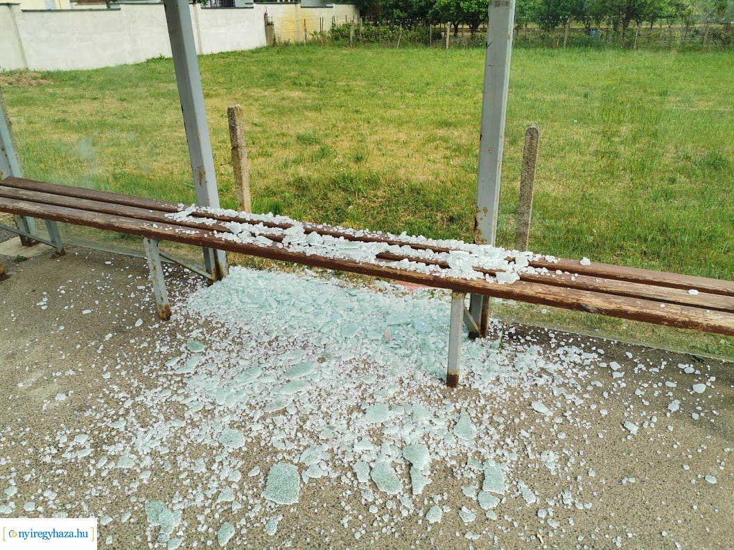 Buszmegállót rongáltak