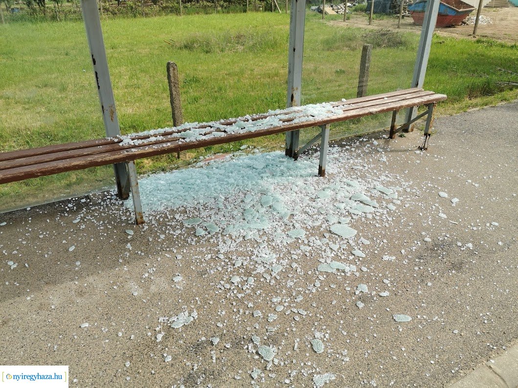 Buszmegállót rongáltak