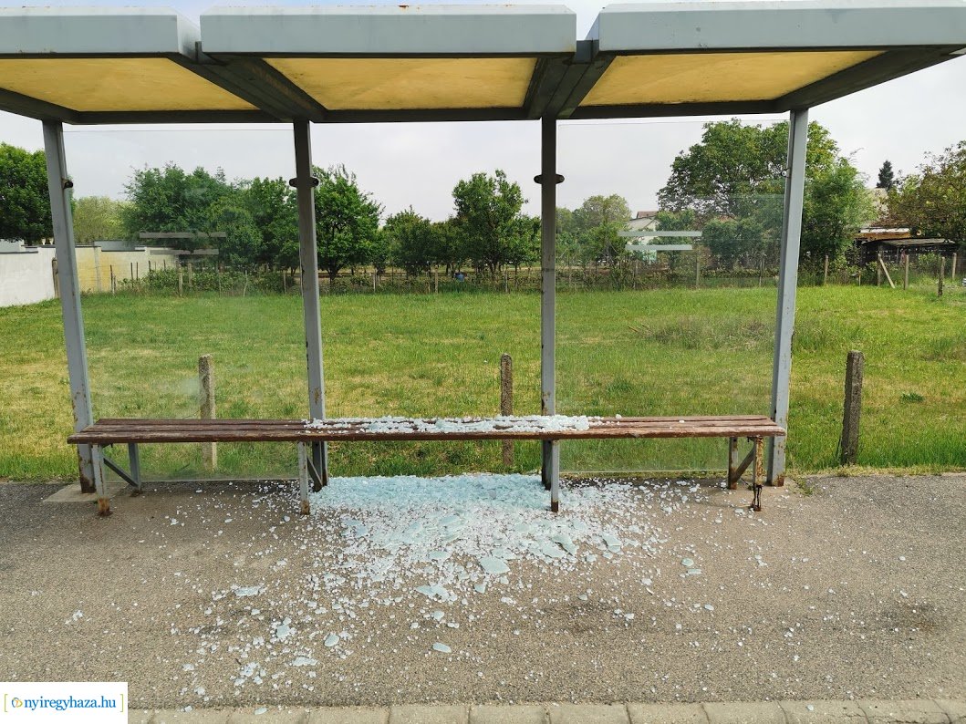 Buszmegállót rongáltak