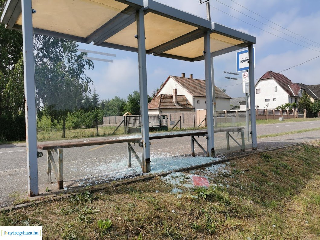 Buszmegállót rongáltak