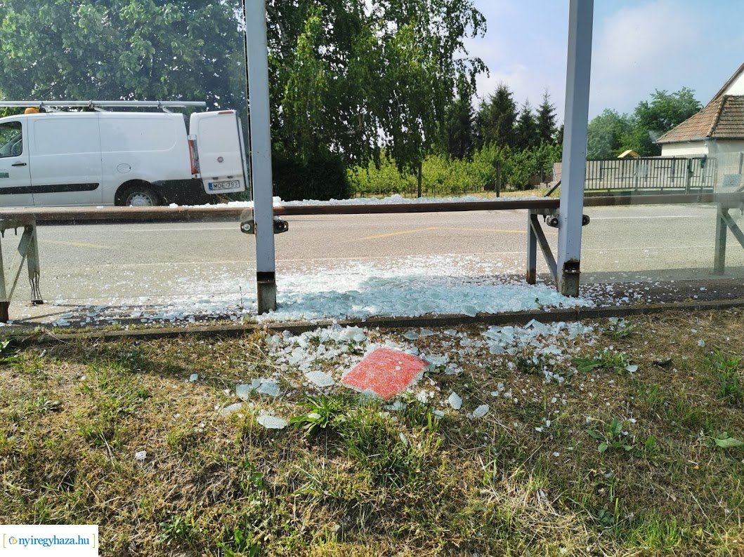 Buszmegállót rongáltak