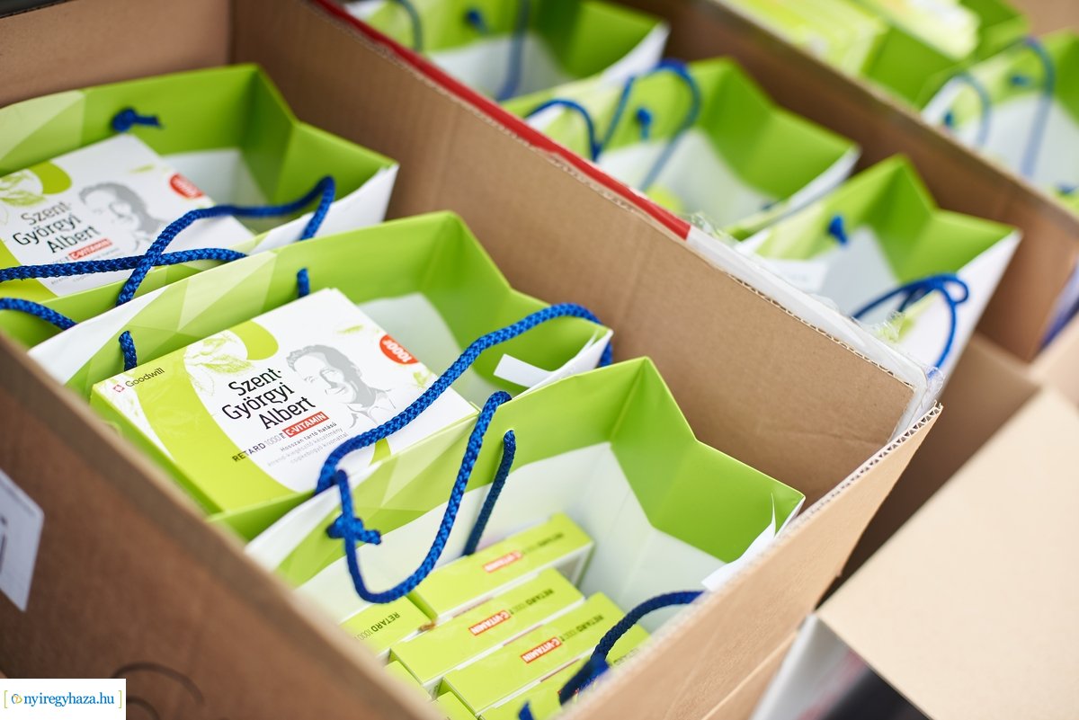 C-vitamin adomány a Szociális Gondozási Központnak