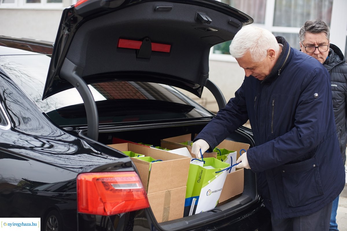 C-vitamin adomány a Szociális Gondozási Központnak