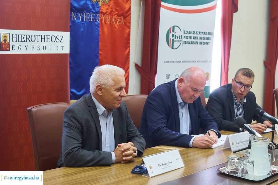 Civil sajtótájékoztató a Városházán