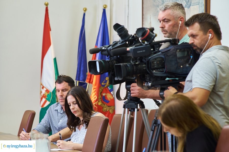 Civil sajtótájékoztató a Városházán