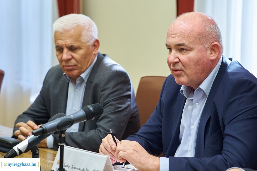 Civil sajtótájékoztató a Városházán