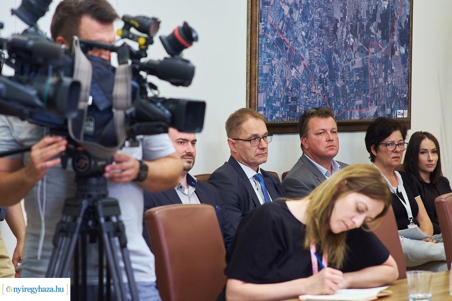 Civil sajtótájékoztató a Városházán