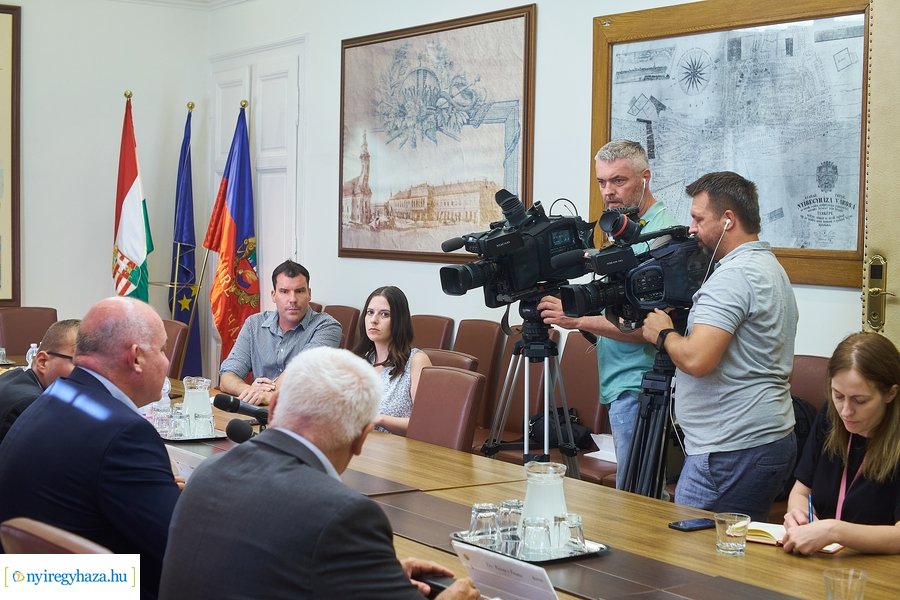 Civil sajtótájékoztató a Városházán
