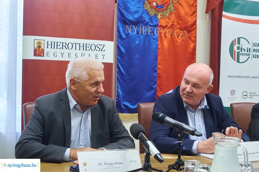 Civil sajtótájékoztató a Városházán