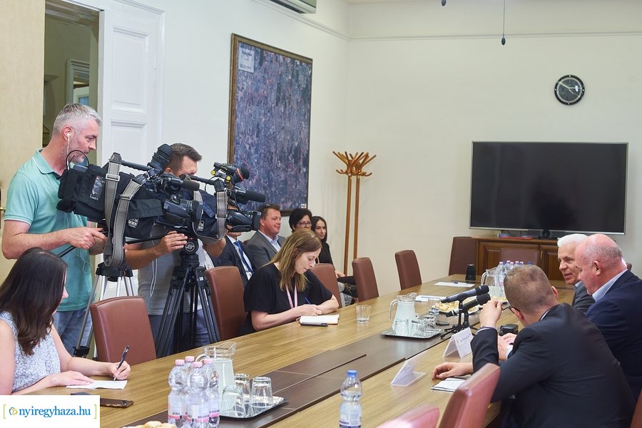 Civil sajtótájékoztató a Városházán