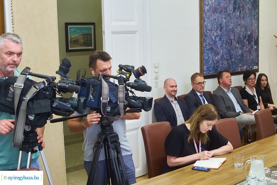 Civil sajtótájékoztató a Városházán