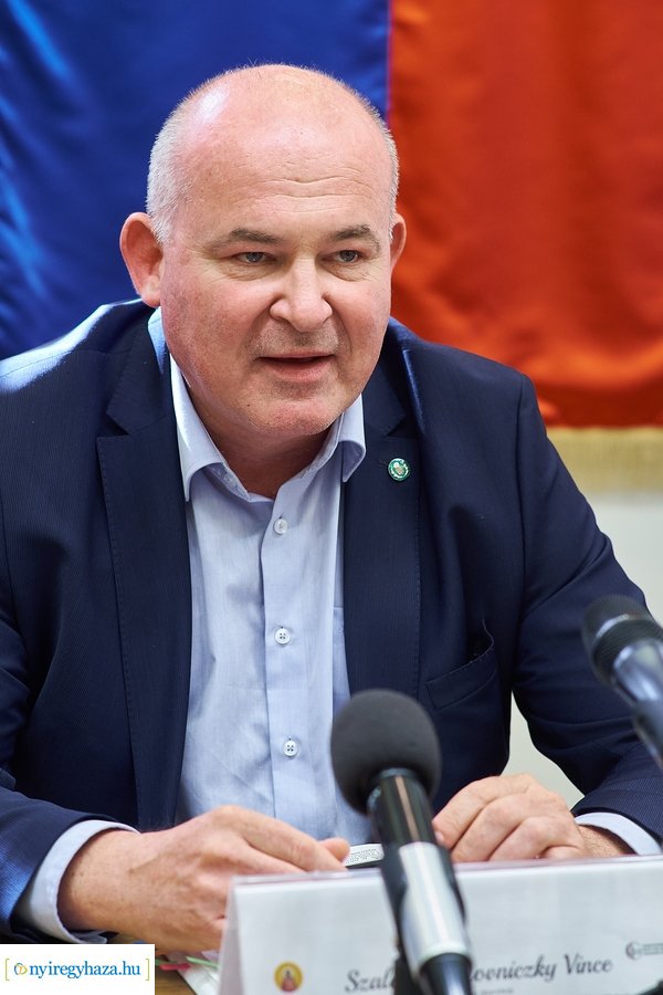 Civil sajtótájékoztató a Városházán